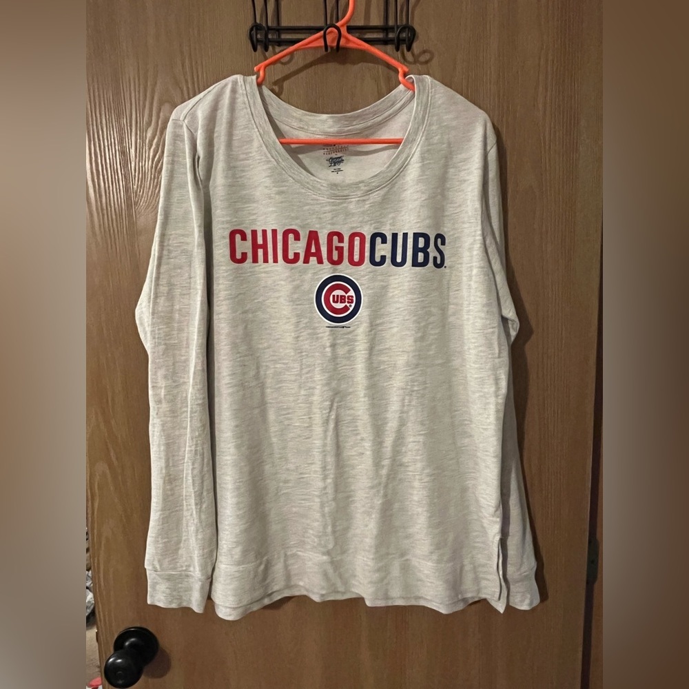 Women’s long sleeve Chicago cubs shirt